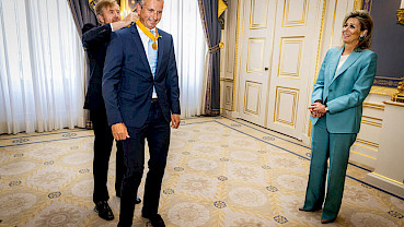 Koning Willem-Alexander huldigt Richard met Eremedaille. Beeld: Rotapool/Patrick van Katwijk